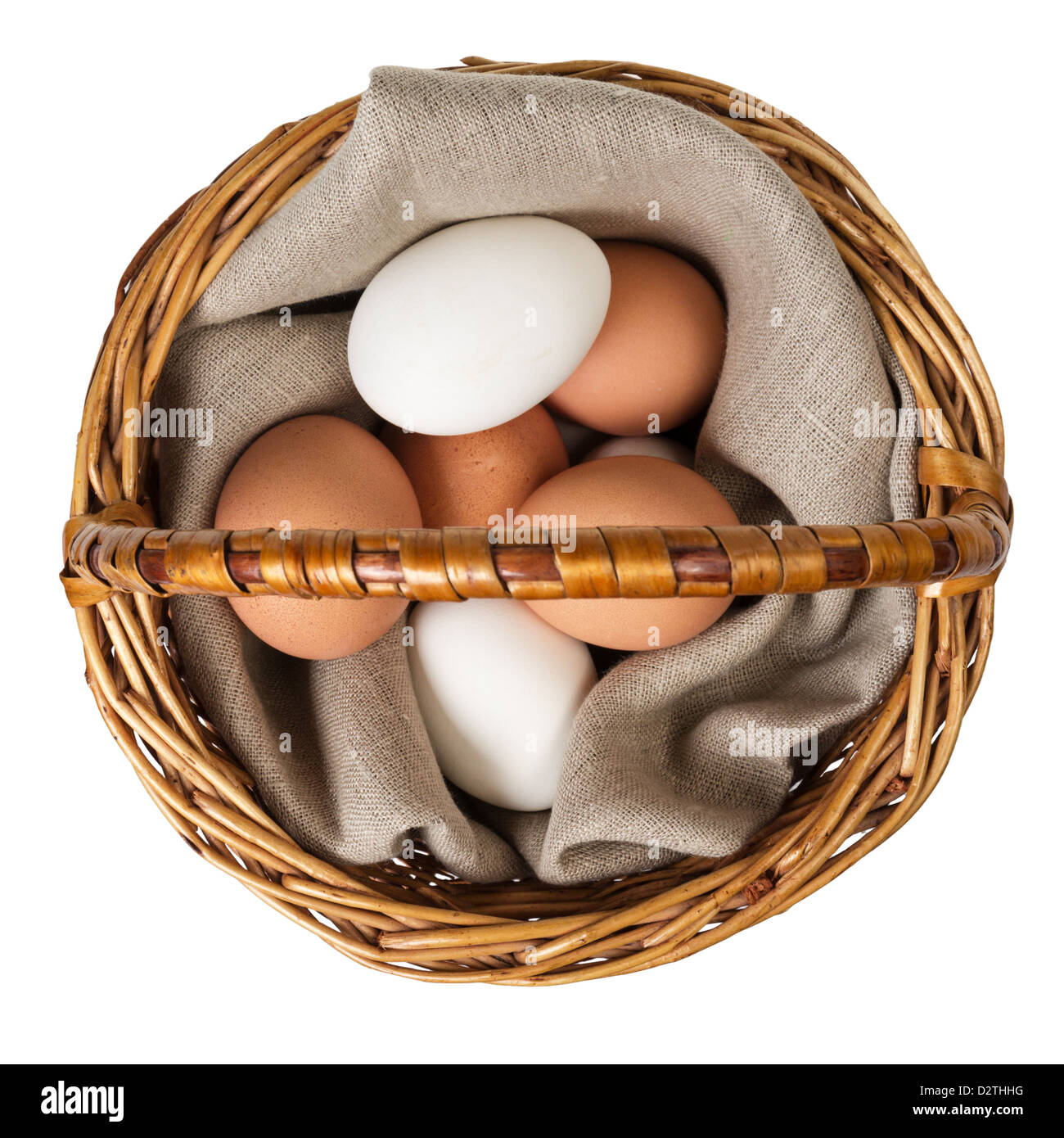 Oeufs dans un panier, isolated on white Banque D'Images