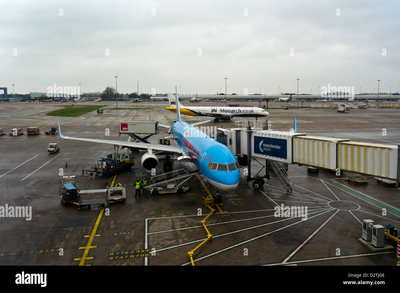 L'aéroport de Manchester et vol pour Lanzarote prises par la fenêtre par le bureau de départ. A321 GOZBP et Thomson. O-ZBP Monarch Banque D'Images