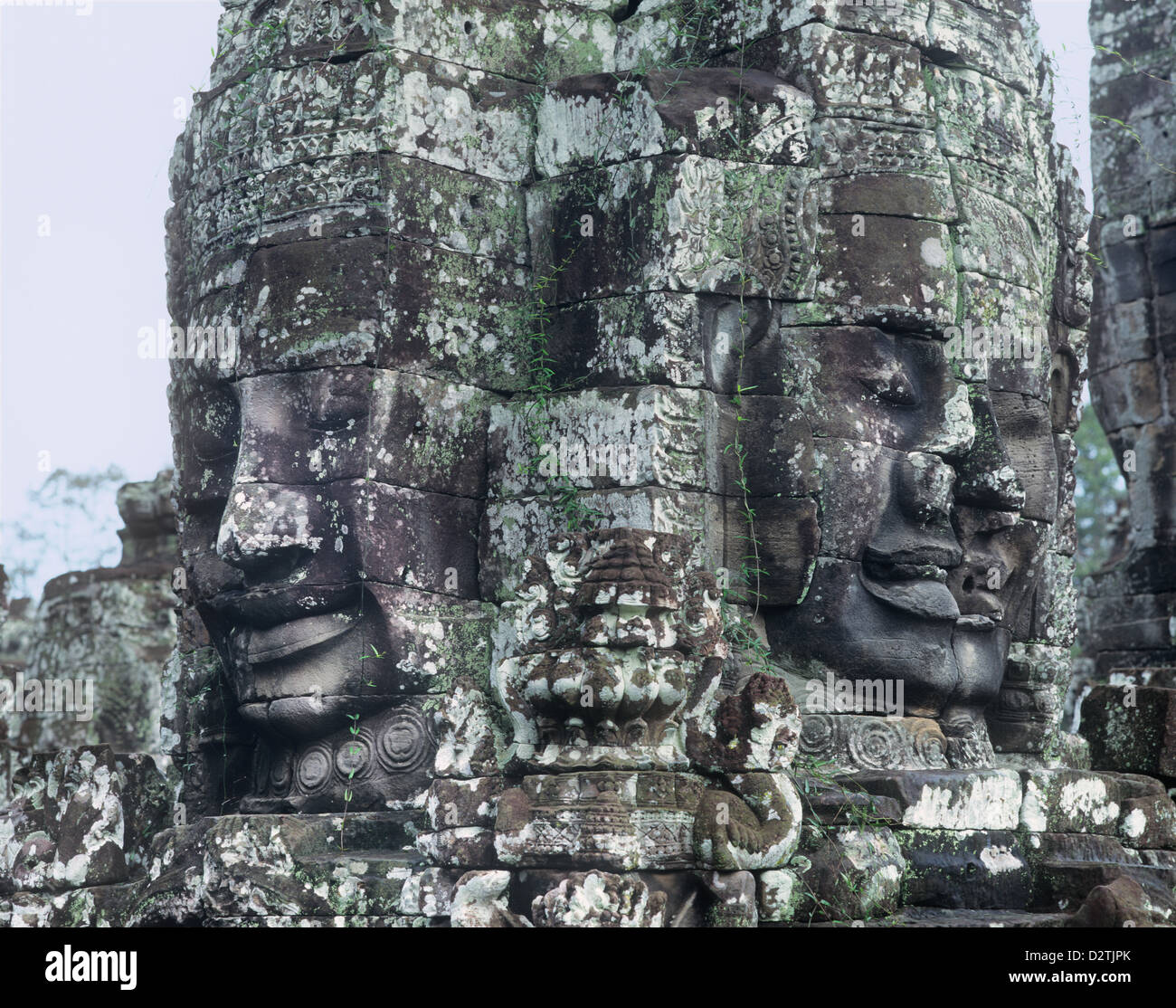 Cambodge, Angkor, Agkor Thom, Angkor, deux des cent soixante-smiling faces monumentales de la bodhisattva Lokesvara Banque D'Images