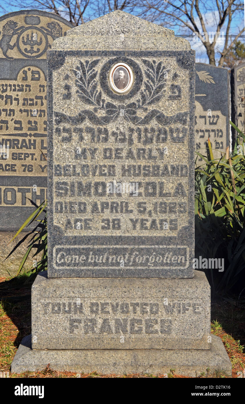 Pierre tombale avec photo au nouveau cimetière Montefiore à Cambria Heights, dans le Queens, New York City Banque D'Images