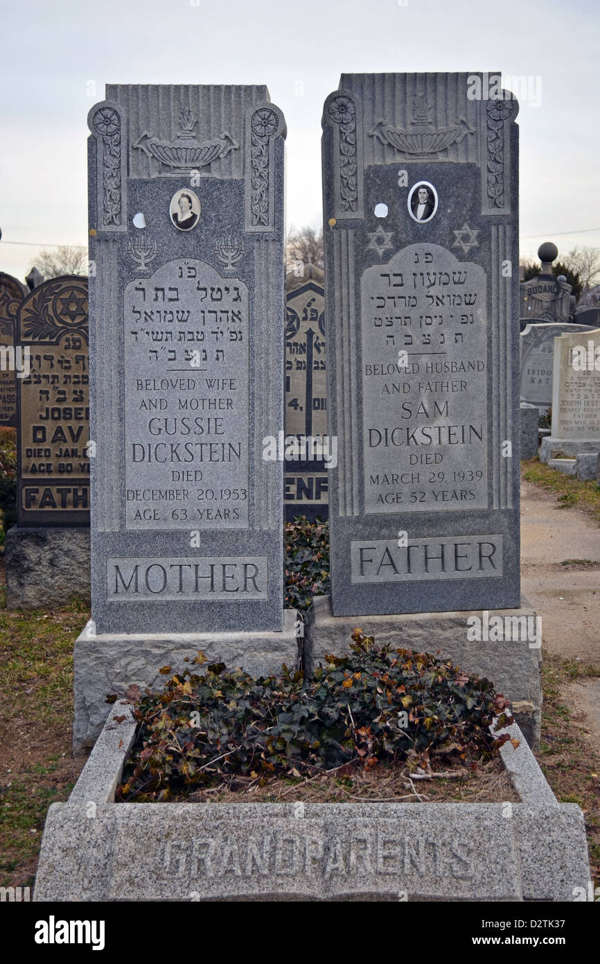 Pierres tombales avec des photographies d'un couple au nouveau cimetière Montefiore à Cambria Heights, dans le Queens, New York City Banque D'Images