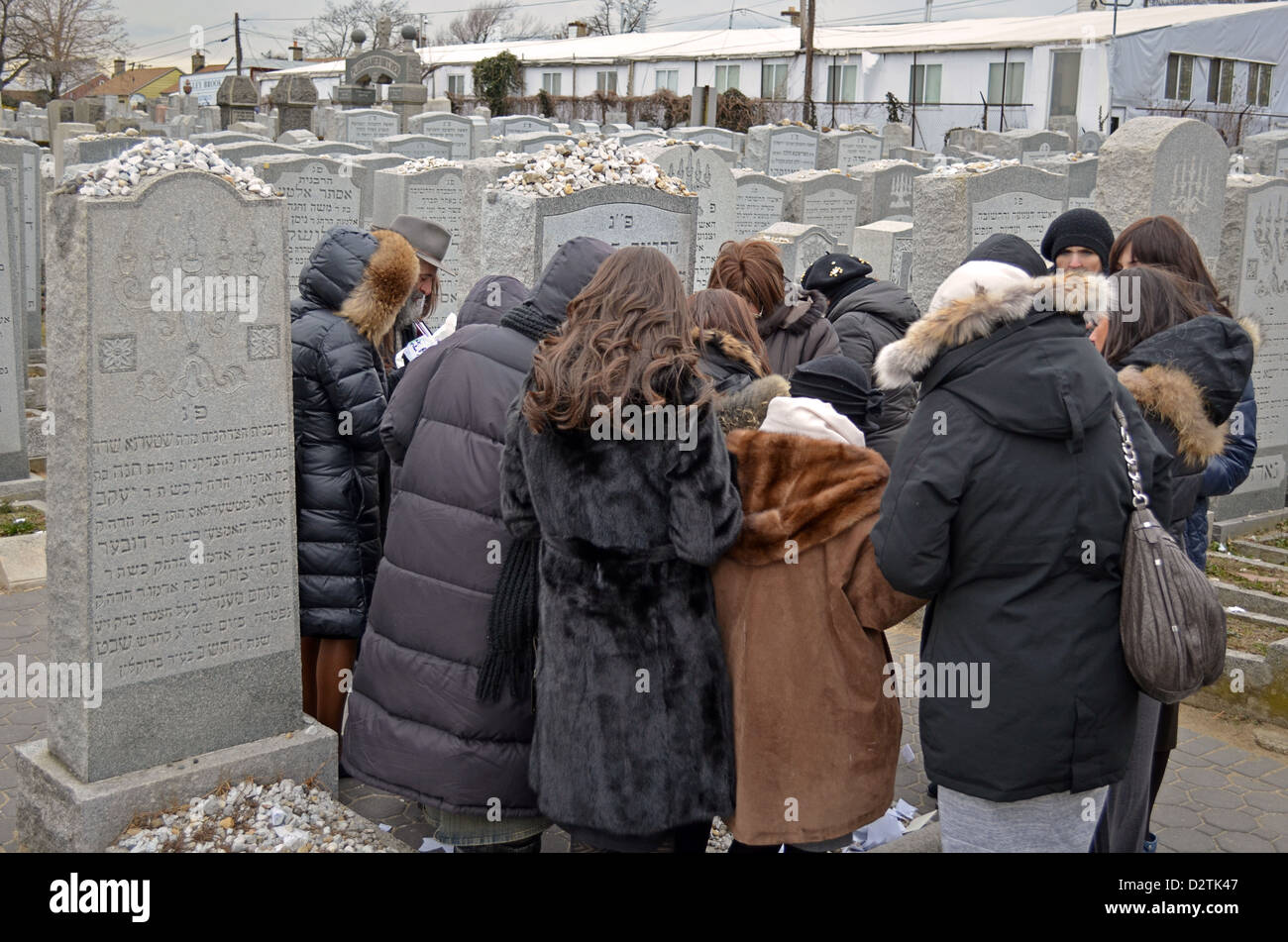 Les femmes juives religieuses prier sur la tombe de l'épouse du Rav Loubavitch, Menachem Mendel Schneerson, CHAYA MUSHKA. Banque D'Images