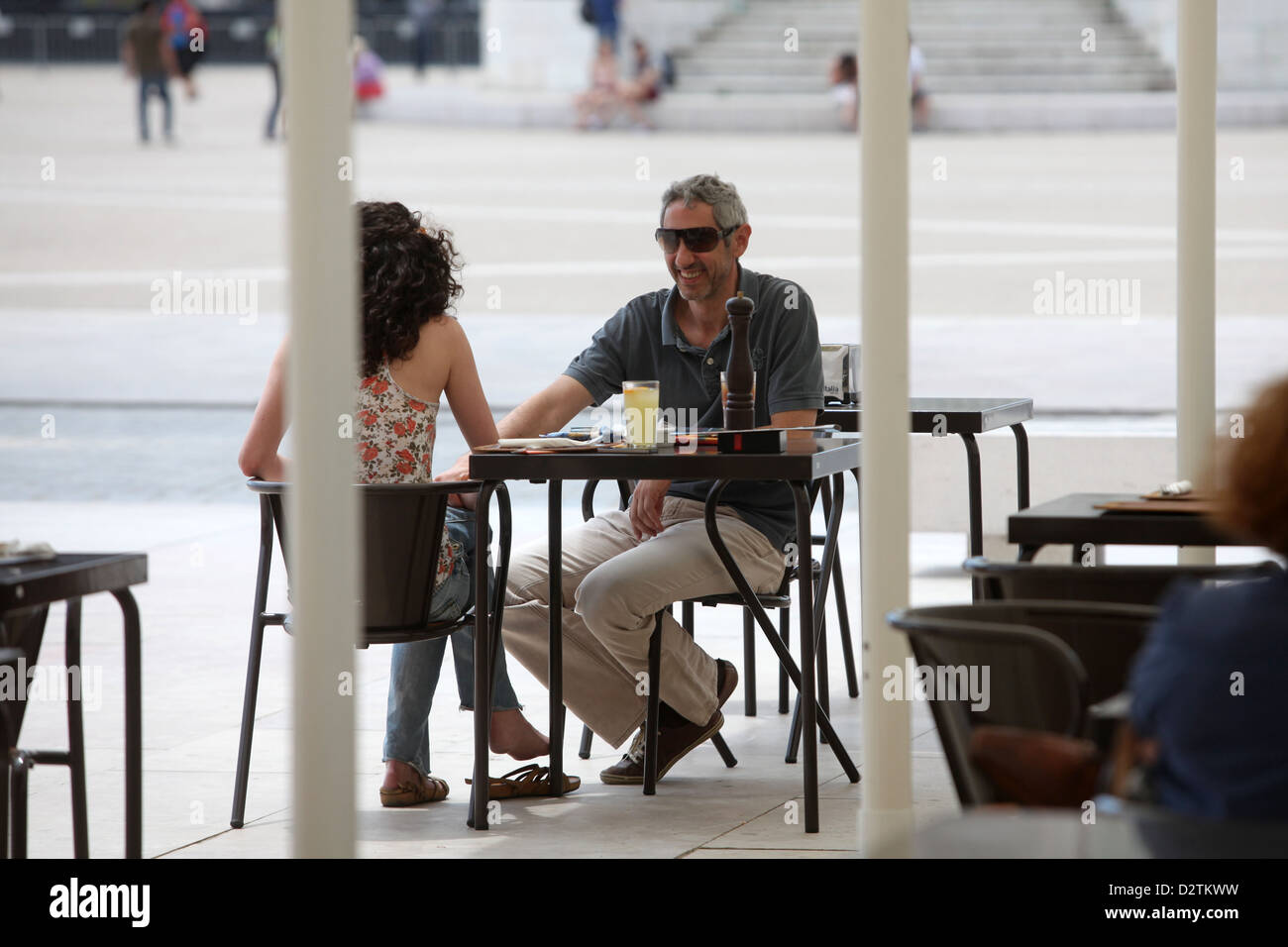 Couple à la place Praça do Comércio, Lisbonne, Portugal. Banque D'Images