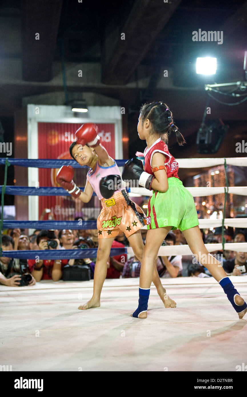 Bangkok, Thaïlande, deux filles se battre dans le ring de boxe Banque D'Images