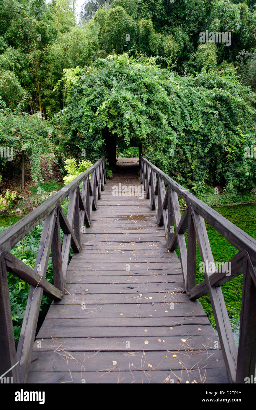 Le pont de bois appelé Ponte di Legno traversant la rivière. Jardin de Ninfa. Le Latium. Italie Banque D'Images