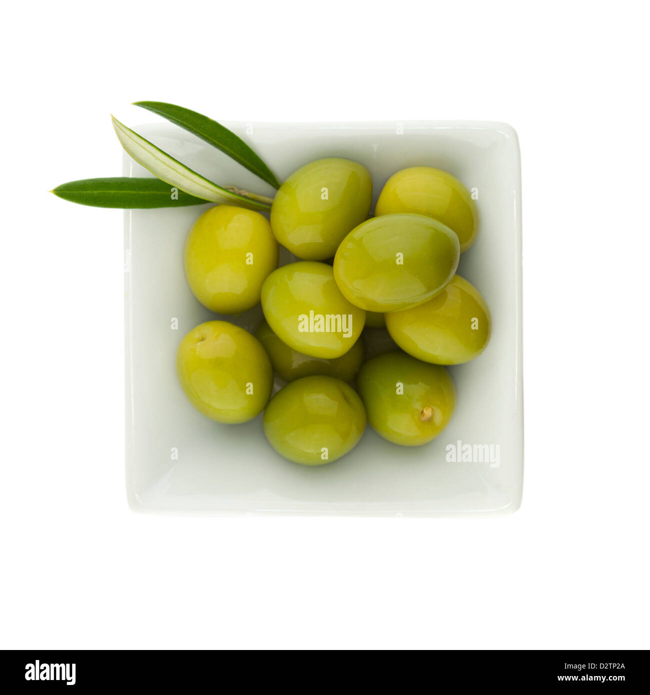Olives vertes tapa isolé sur fond whtie avec chemin de détourage. Banque D'Images