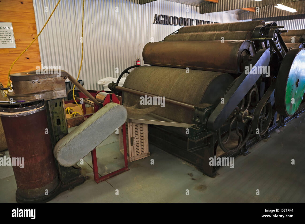 Carding machine wool Banque de photographies et d'images à haute résolution  - Alamy