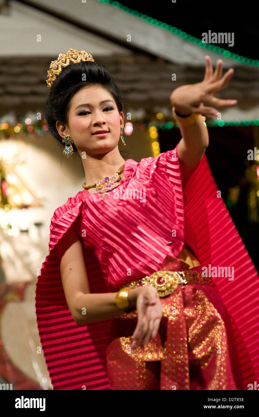 Chiang Mai, Thaïlande, une danseuse en costume traditionnel Banque D'Images