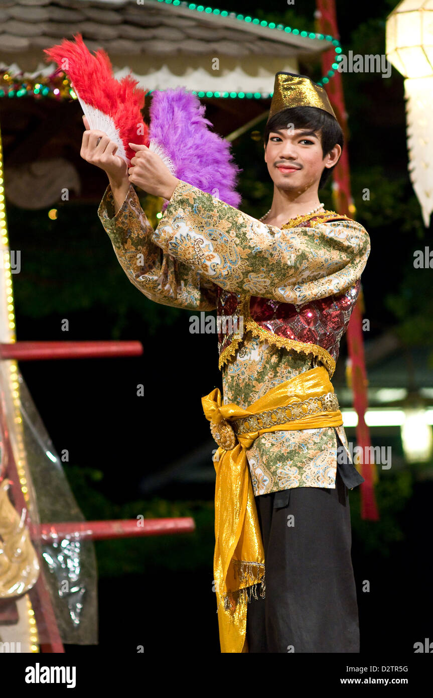 Chiang Mai, Thaïlande, une danseuse en costume traditionnel Banque D'Images