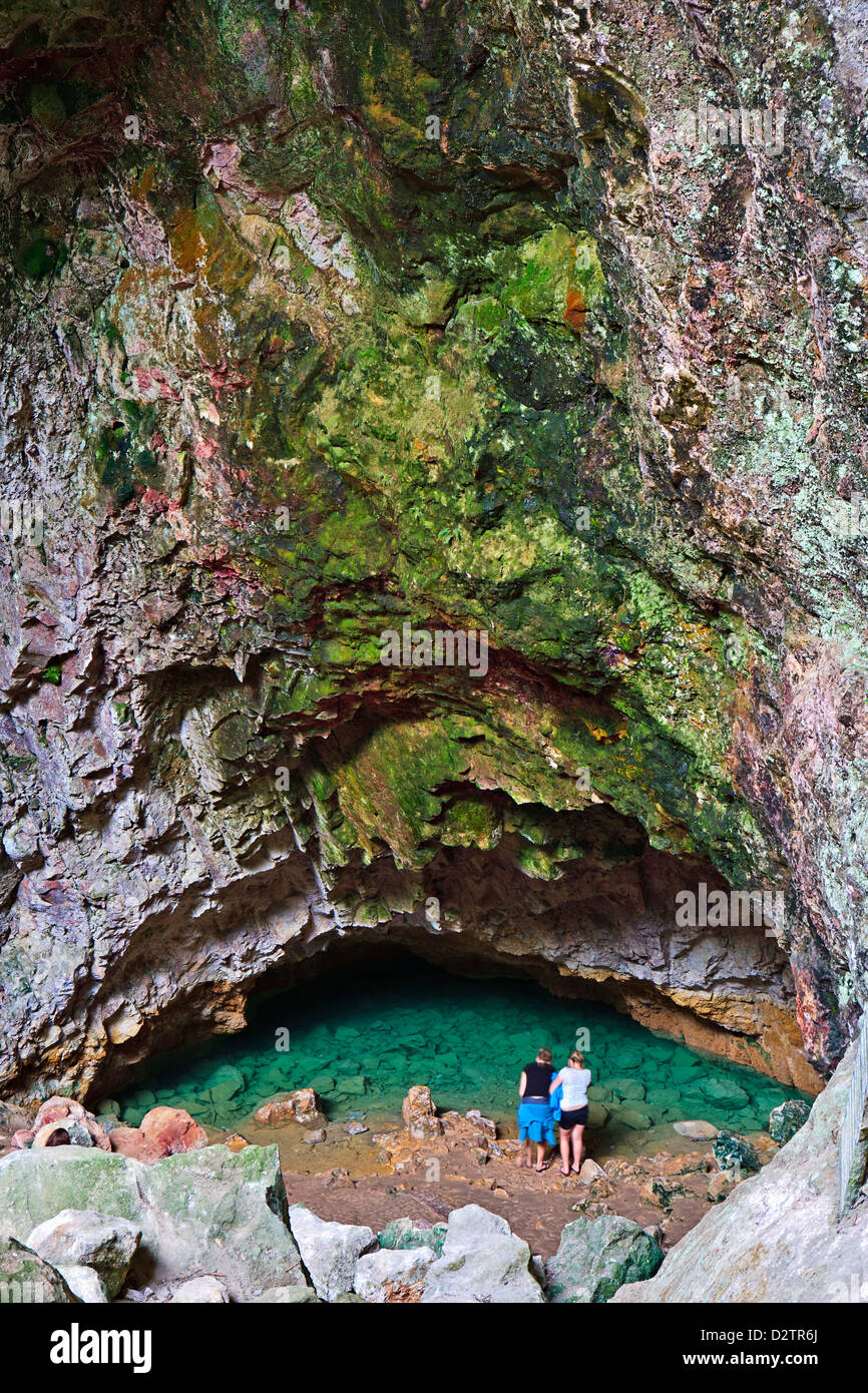 Ruatapu sens Grotte Grotte Sacrée est aussi connu comme Aladdin's Cave et  Waiwhakaata (la piscine), ce qui signifie des miroirs Piscine Photo Stock -  Alamy