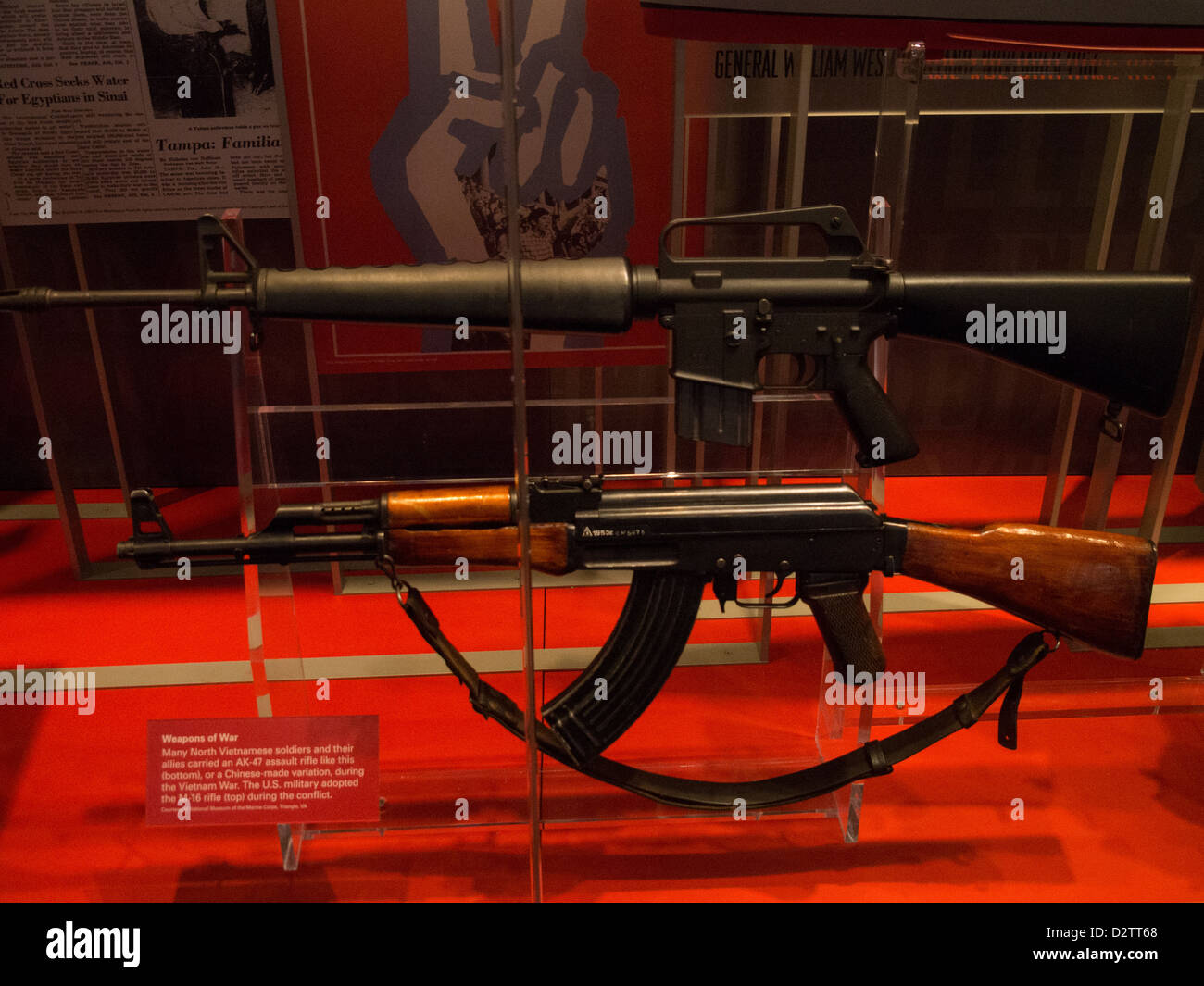 Les armes de la guerre du Vietnam - la mitrailleuse M16 américain à côté de la Fédération de AK47 dans la LBJ Presidential Museum à Austin, Texas Banque D'Images