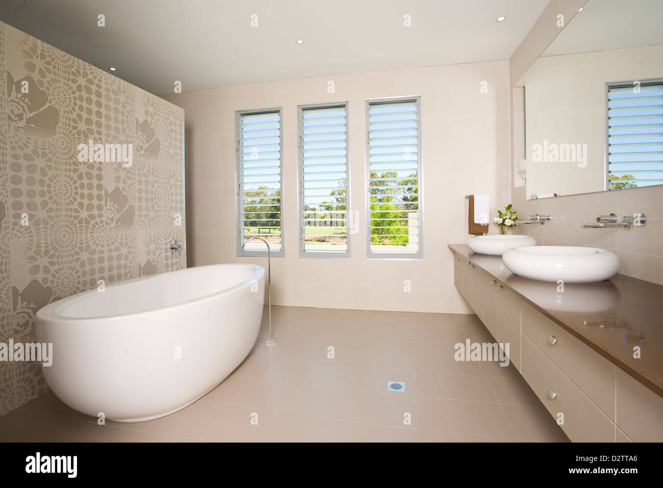 Salle de bains de luxe avec deux lavabos Banque D'Images