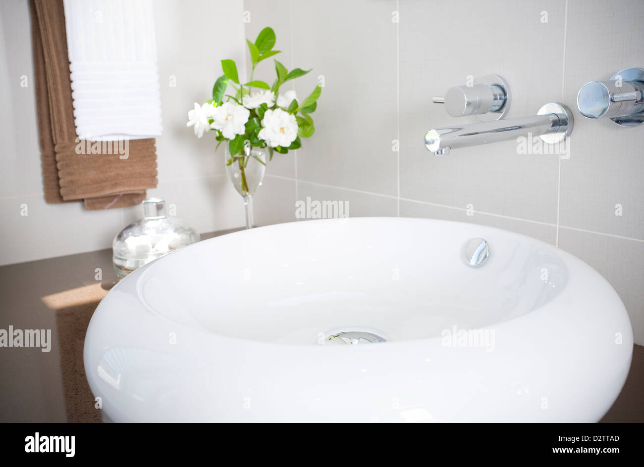 Nouvelle série lavabo avec robinet en acier inoxydable Banque D'Images