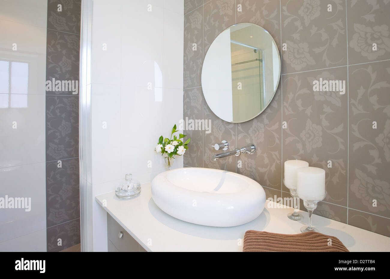 Nouvelle série lavabo et un miroir avec robinet en acier inoxydable Banque D'Images