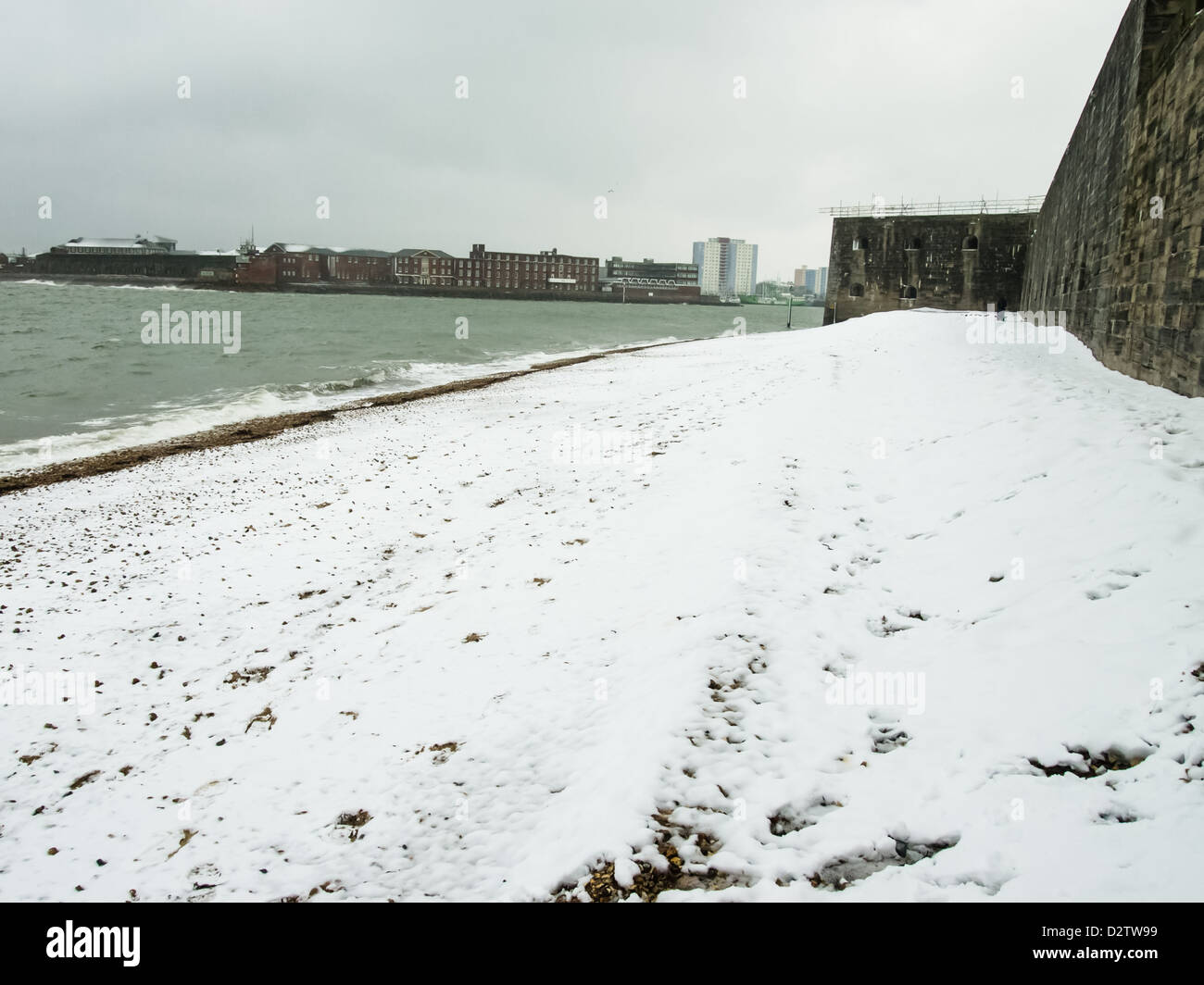 La plage et le bain des murs à l'entrée du port de Portsmouth à couvert dans une couche de neige Banque D'Images