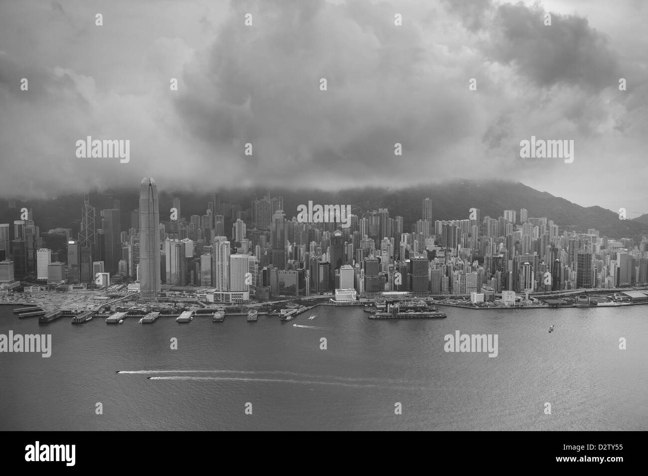 Vue aérienne du port de Victoria et les toits de Hong Kong avec les gratte-ciel en noir et blanc. Banque D'Images