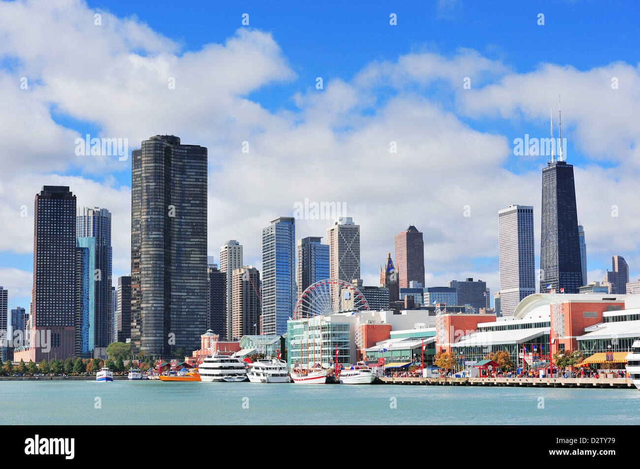 Chicago ville paysage urbain du centre-ville avec des gratte-ciel sur le Lac Michigan avec ciel nuageux ciel bleu. Banque D'Images