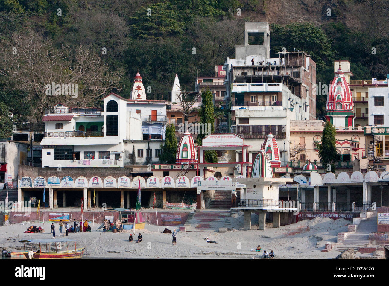 L'Inde, Rishikesh. Rive nord du Gange (Ganga), montrant des temples et des maisons d'hôtes. Banque D'Images