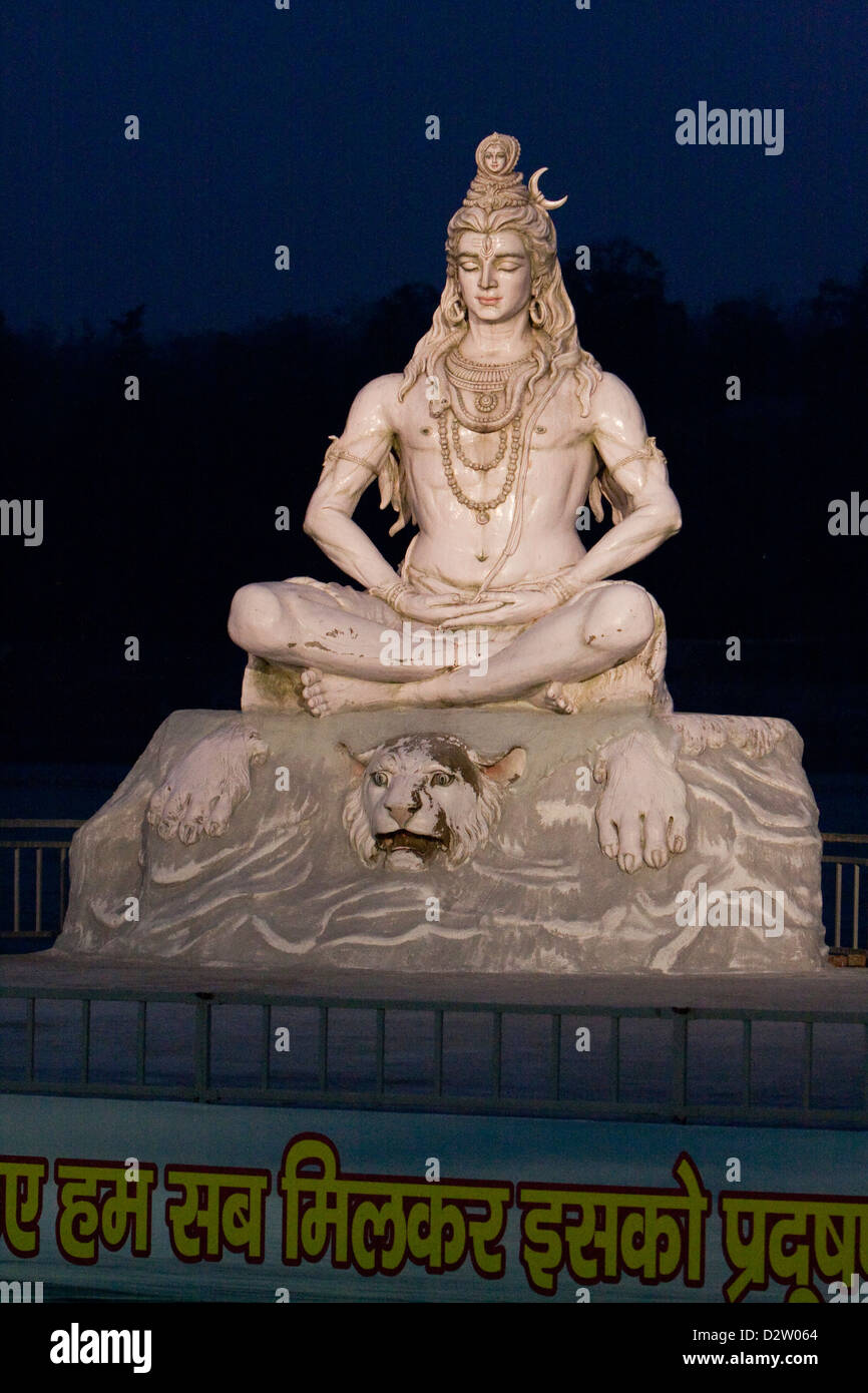 L'Inde, Rishikesh. Statue de Seigneur Shiva, avec mains placées dans le geste (mudra) de la méditation, Parmarth Niketan Ashram. Banque D'Images