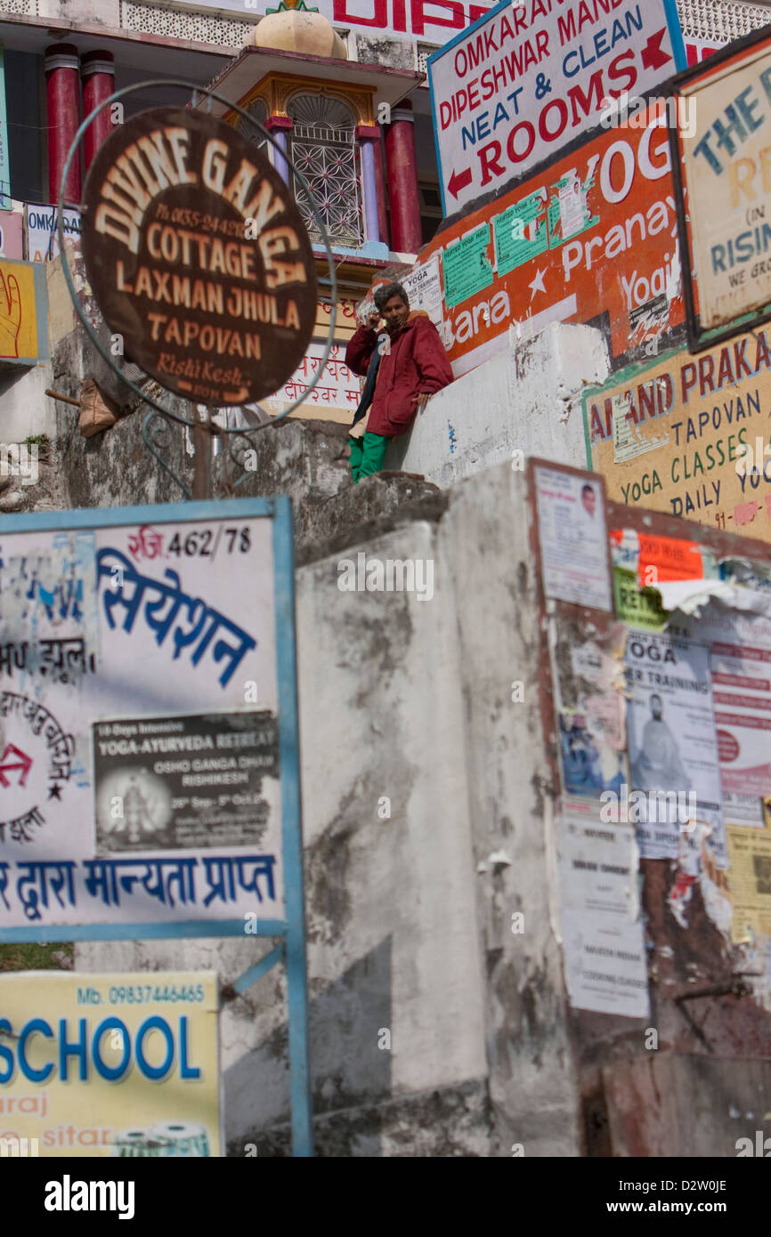 L'Inde, Rishikesh. Annonces près de la passerelle sur le Gange (Ganga). Restaurants, Yoga, hébergement. Banque D'Images
