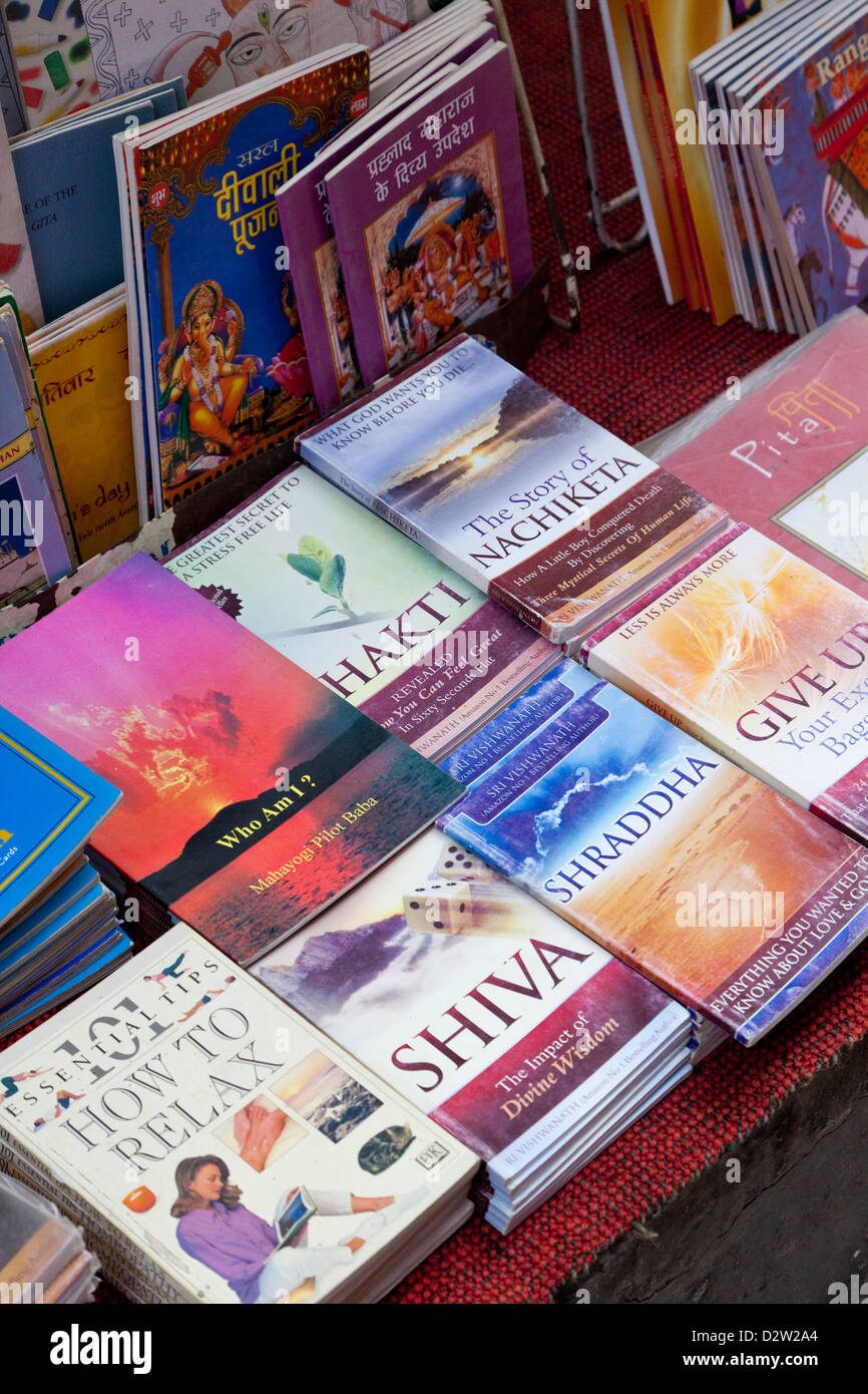 L'Inde, Rishikesh. Livres sur l'Hindouisme et le Yoga. Banque D'Images