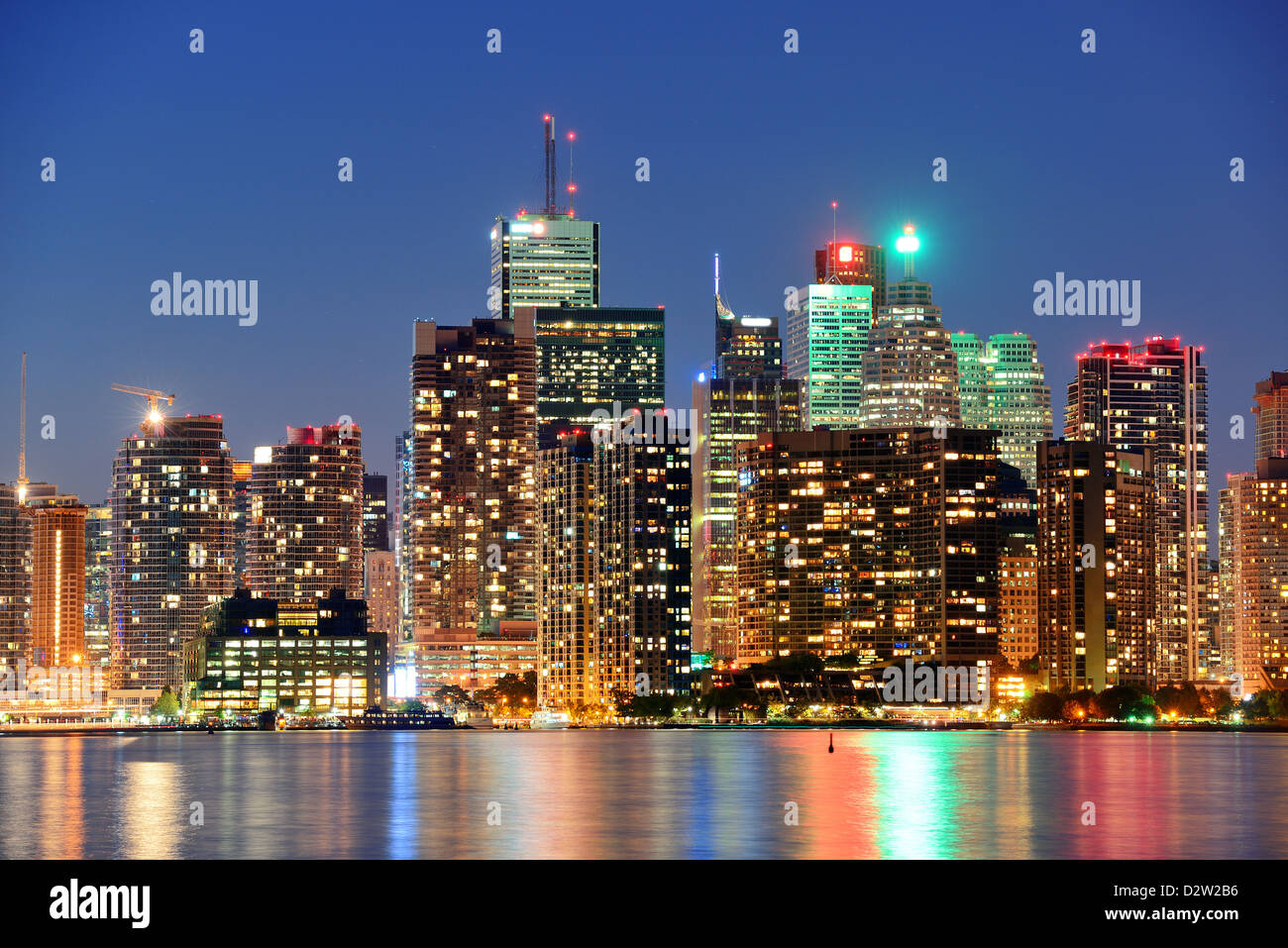 Toronto cityscape panorama au crépuscule sur le lac avec la lumière colorée. Banque D'Images