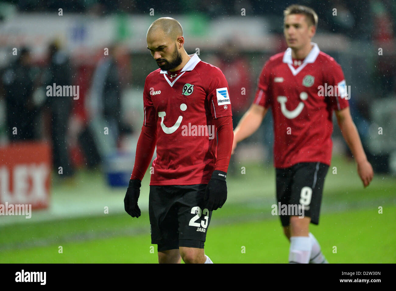 Sofian Chahed du Hanovre (L) et Artur Sobiech à pied hors du terrain après avoir perdu le Hanovre Bundesliga match de football entre le Werder Brême et Hanovre 96 à Brême, Allemagne, 1 février 2013. Photo : Carmen Jaspersen Banque D'Images