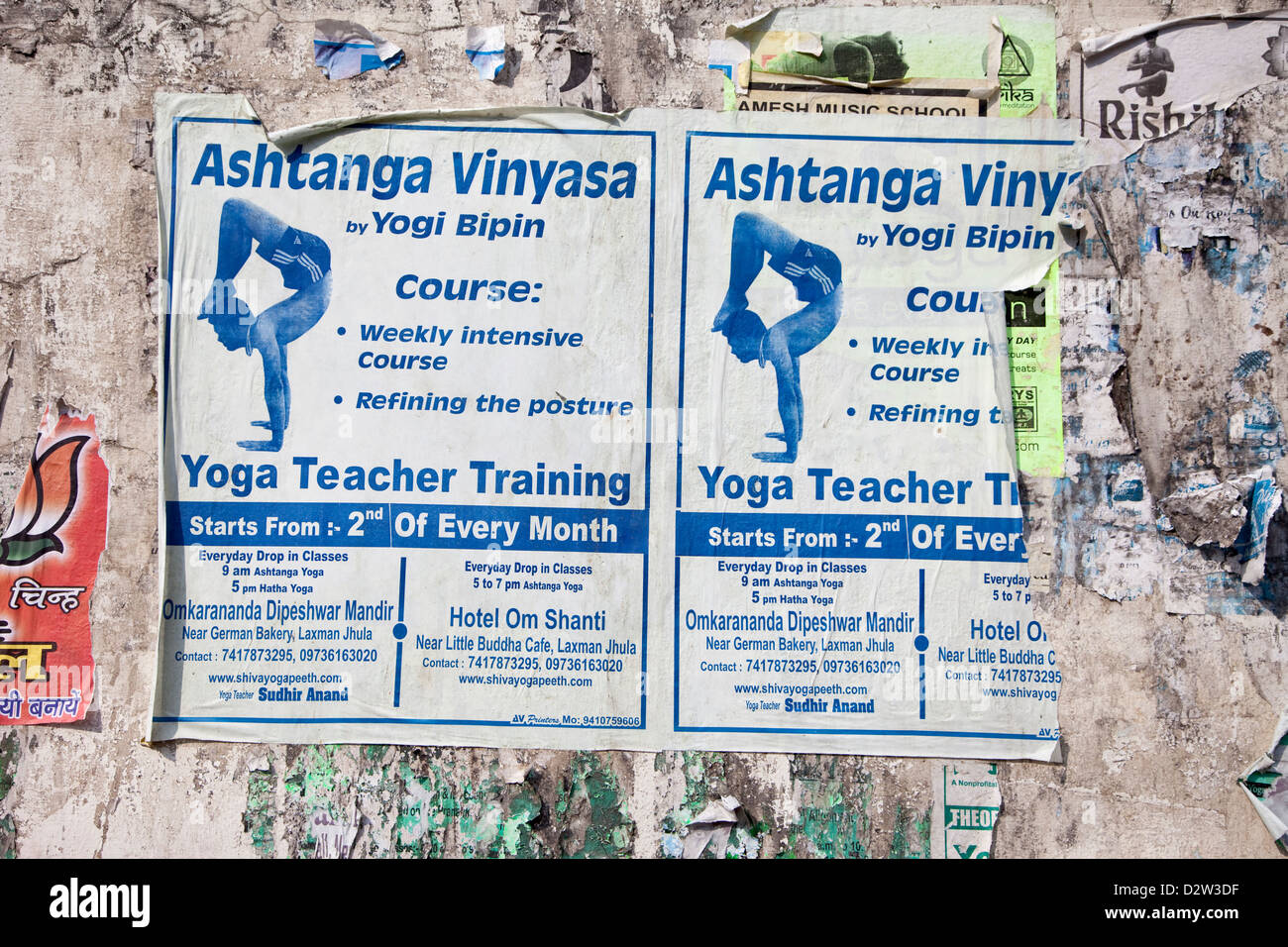 L'Inde, Rishikesh. Publicité pour des cours de yoga. Banque D'Images