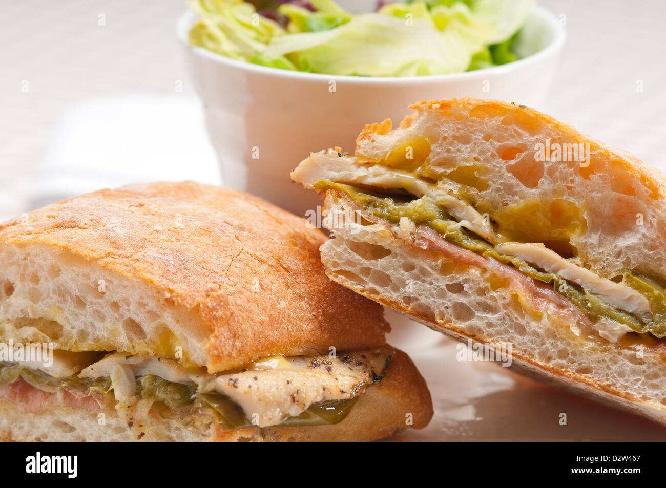 Ciabatta italien traditionnel sandwich panini légumes poulet et de l'aïoli Banque D'Images