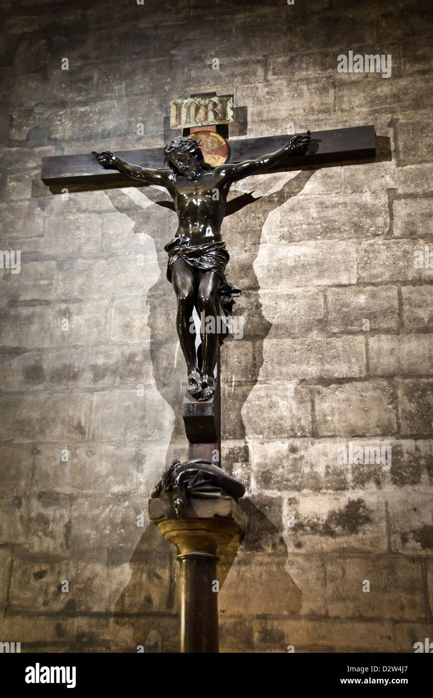 Jésus sur la croix à l'intérieur de la cathédrale Notre Dame de Paris - Paris, France Banque D'Images