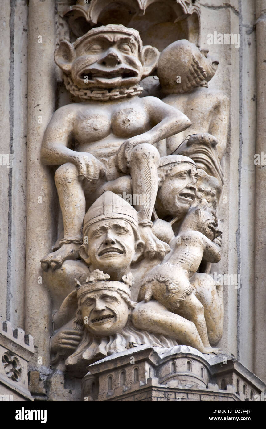 Détail d'une sculpture sur la façade de la cathédrale Notre Dame de Paris - Paris, France Banque D'Images