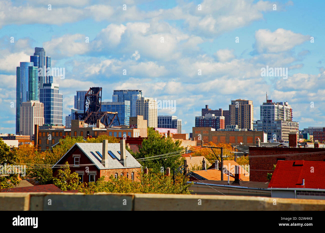 Chicago skyline nuages d'été, ciel bleu, le centre-ville de 'boucle' le quartier des gratte-ciel, le lac Michigan, l'industrie des usines de Maisons Banque D'Images
