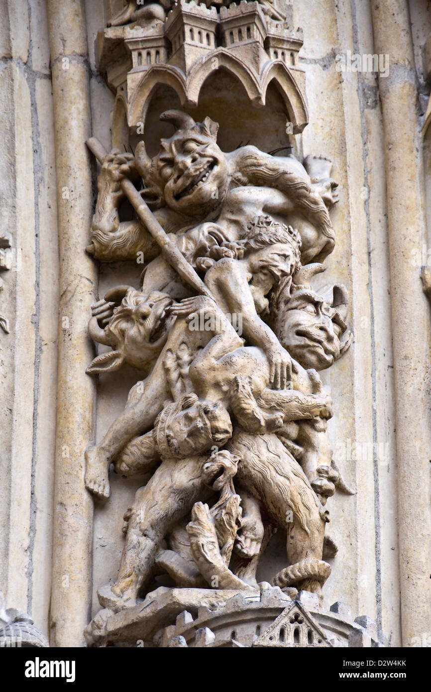 Détail d'une sculpture sur la façade de la cathédrale Notre Dame de Paris - Paris, France Banque D'Images