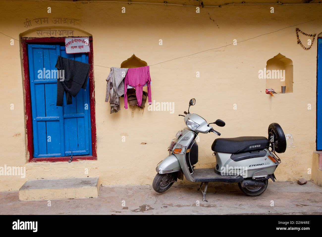L'Inde, Rishikesh. Porte d'une résidence, avec Scooter. Banque D'Images