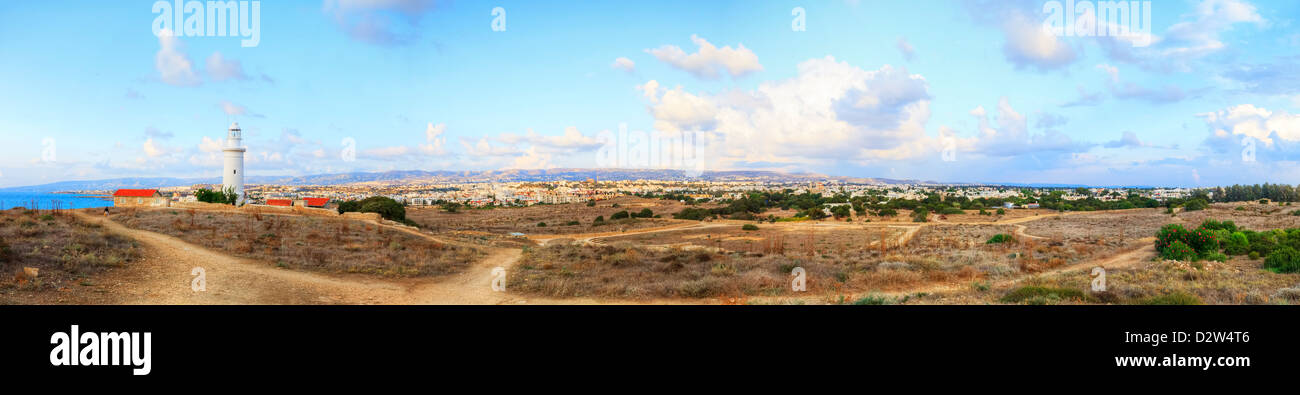 Phare de Paphos avec vue panoramique sur la ville de Paphos à l'arrière-plan Banque D'Images