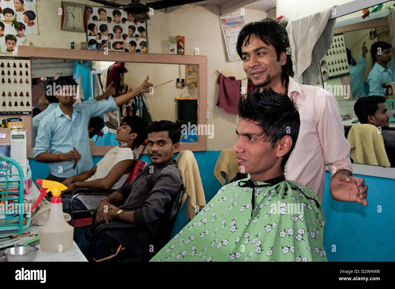 Jeune homme adolescent coiffure Mumbai ( Bombay ) bidonville près de Colaba et World Trade Center l'Inde Banque D'Images