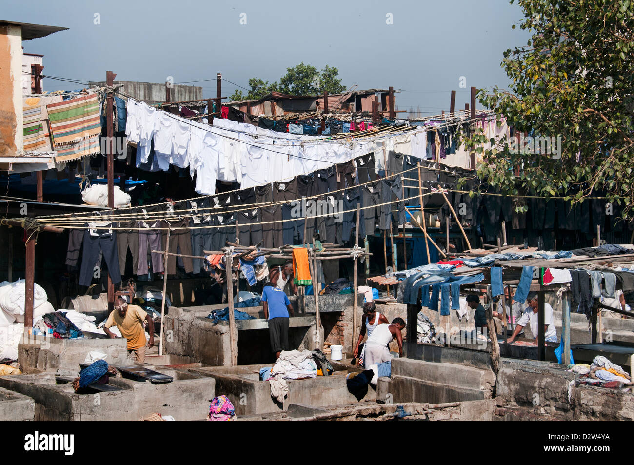 Blanchisserie dans des bidonvilles près de Colaba et World Trade Center Mumbai ( Bombay ) l'Inde Banque D'Images