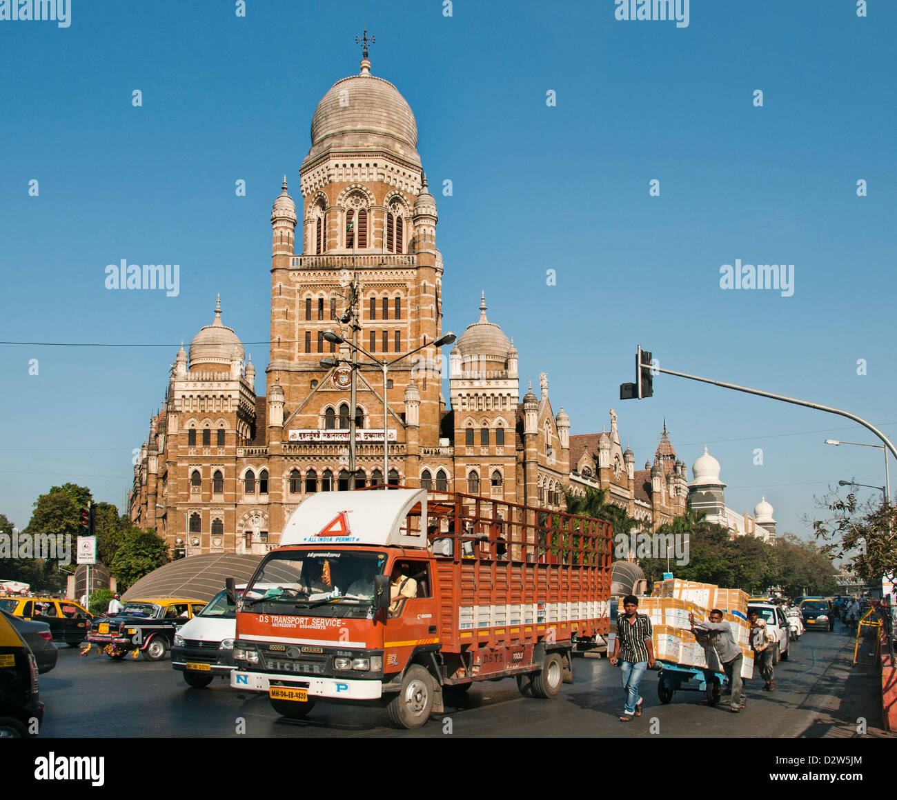 Bombay Mumbai BMC Brihan Corporation municipale et statue de Sir Pherozshah Mehta Inde D N Road Banque D'Images