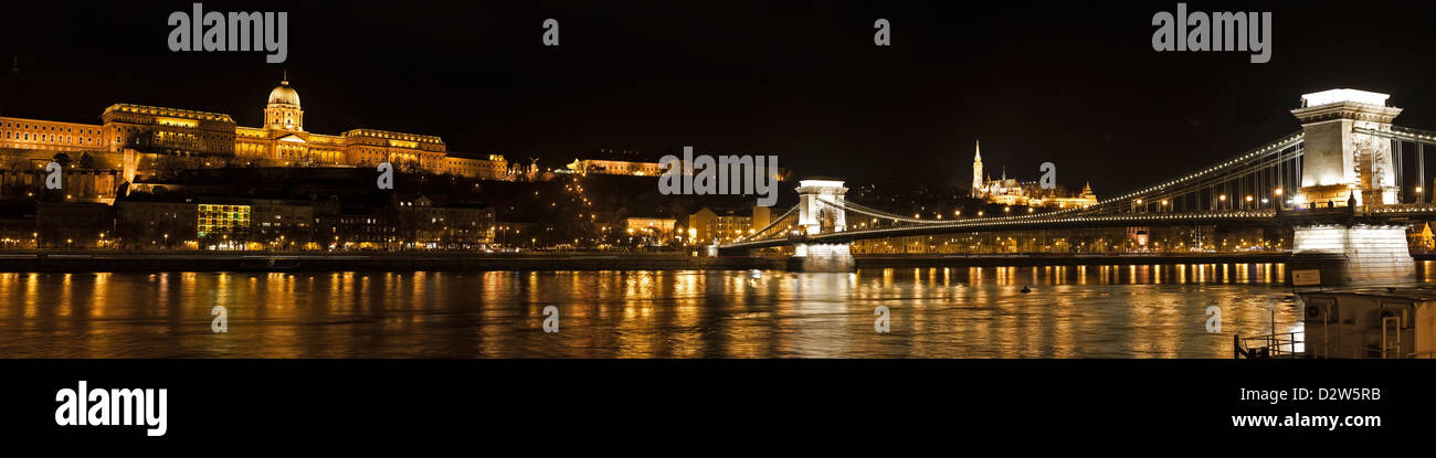 Nuit Panorama sur le Danube avec le pont des chaînes et la Buda Palota Banque D'Images