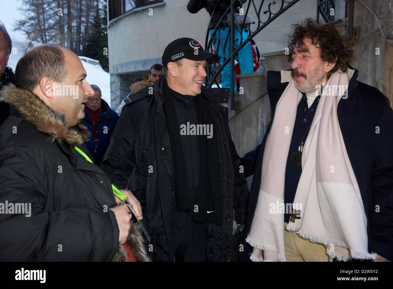 De gauche à droite : George Bedjamov (Président de la Fédération de Russie) Bobsleigh,S.A.R. Albert Grimaldi avec Monthy Ombre (Masters) de l'Art Monaco Bob Race à l'Olympia Bob Run à Saint Moritz Saint-Moritz (Suisse) le 1er février 2013 Crédit photo : fotoSwiss.com/cattaneo Banque D'Images