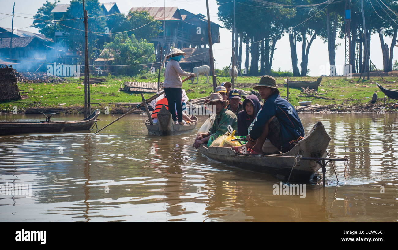 Les boat people vietnamiens à Kampong Chhnang sur la tonie sap Banque D'Images