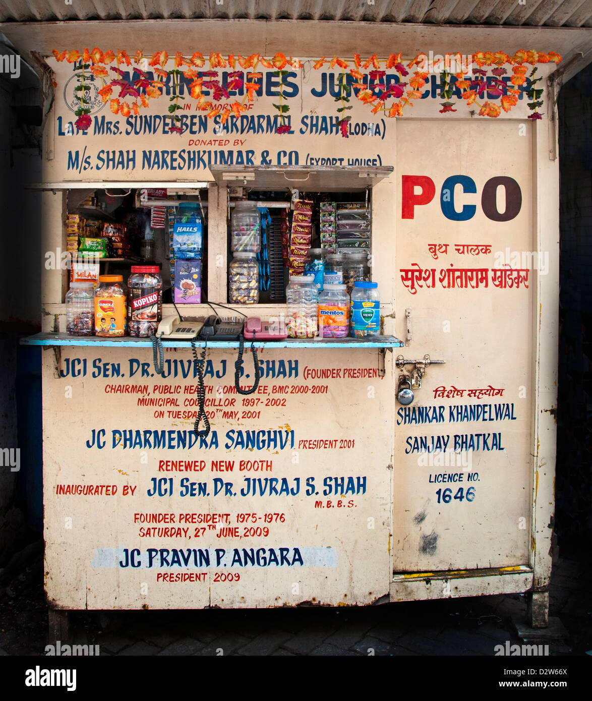 Mumbai ( Bombay ) l'Inde près de Crawford street market store cigarette candy shop Banque D'Images