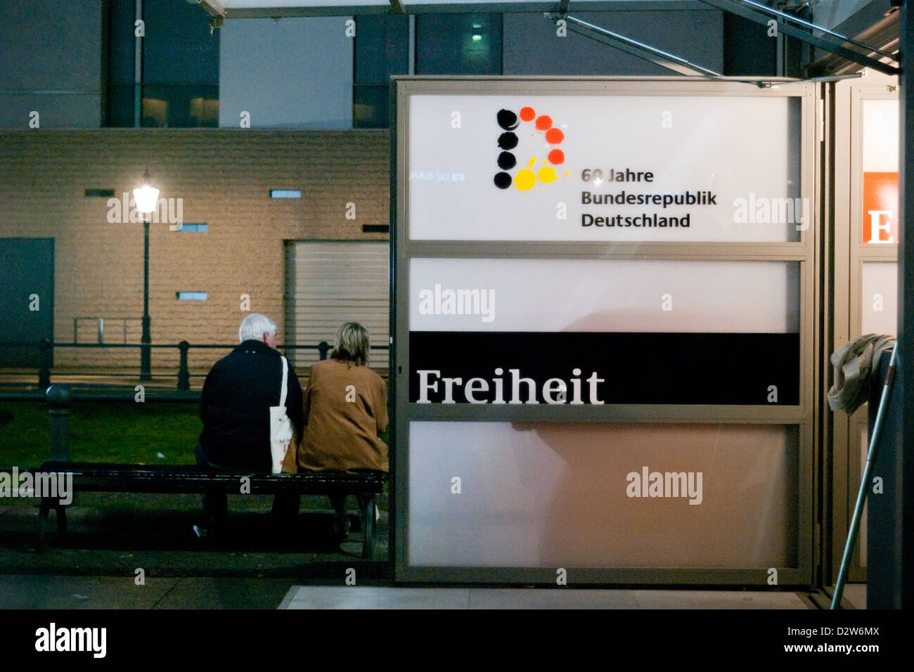 Berlin, Allemagne, un Paerchen se trouve dans la nuit sur la Pariser Platz Banque D'Images