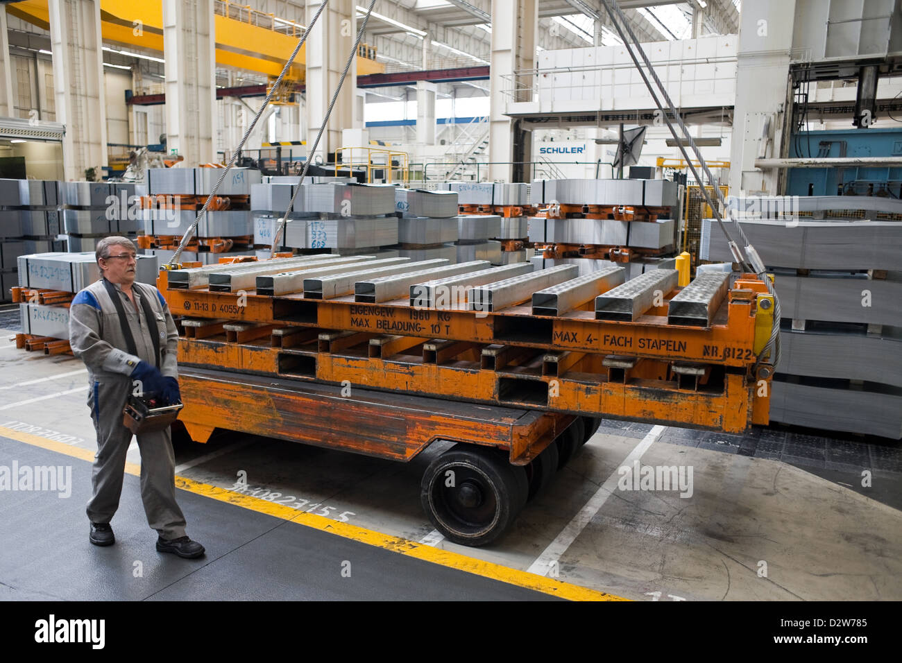 Wolfsburg, Allemagne, l'usine Volkswagen, employés dans la presse boutique Banque D'Images