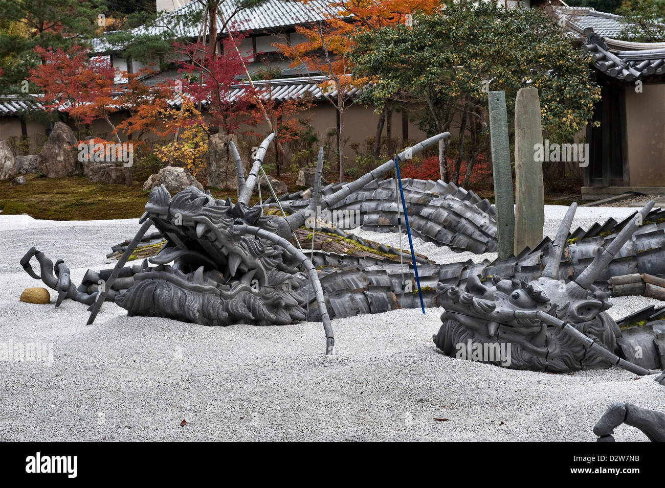 Une sculpture moderne de dragon dans le jardin de gravier sec du temple bouddhiste zen de Kodai-ji, Kyoto, Japon Banque D'Images