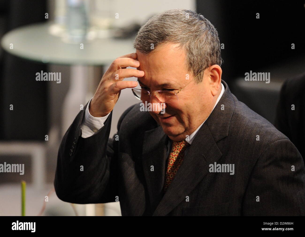 Ministre israélien de la défense, Ehud Barak, touche le front de la 49e Conférence de Munich sur la politique de sécurité à Munich, Allemagne, 02 février 2013. La conférence aura lieu du 01 au 03 février 2013 et sera suivi par quelque 400 participants de 90 pays. Photo : Tobias HASE/Alamy live news. Banque D'Images Ministre israélien de la défense, Ehud Barak, touche le front de la 49e Conférence de Munich sur la politique de sécurité à Munich, Allemagne, 02 février 2013. La conférence aura lieu du 01 au 03 février 2013 et sera suivi par quelque 400 participants de 90 pays. Photo : Tobias HASE/Alamy live news. Banque D'Images