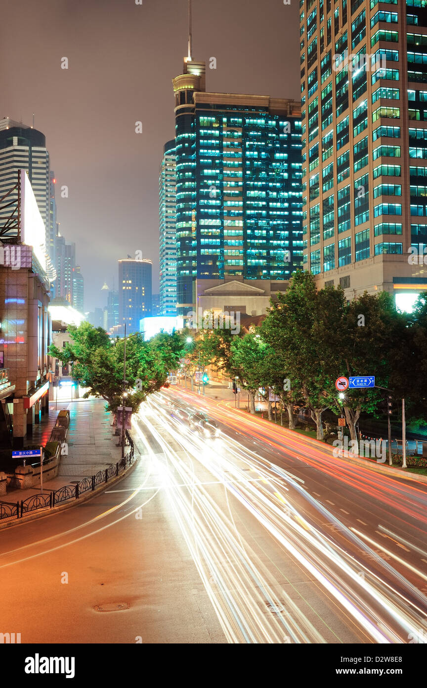 Shanghai Street view avec urbaine et le trafic important au crépuscule. Banque D'Images