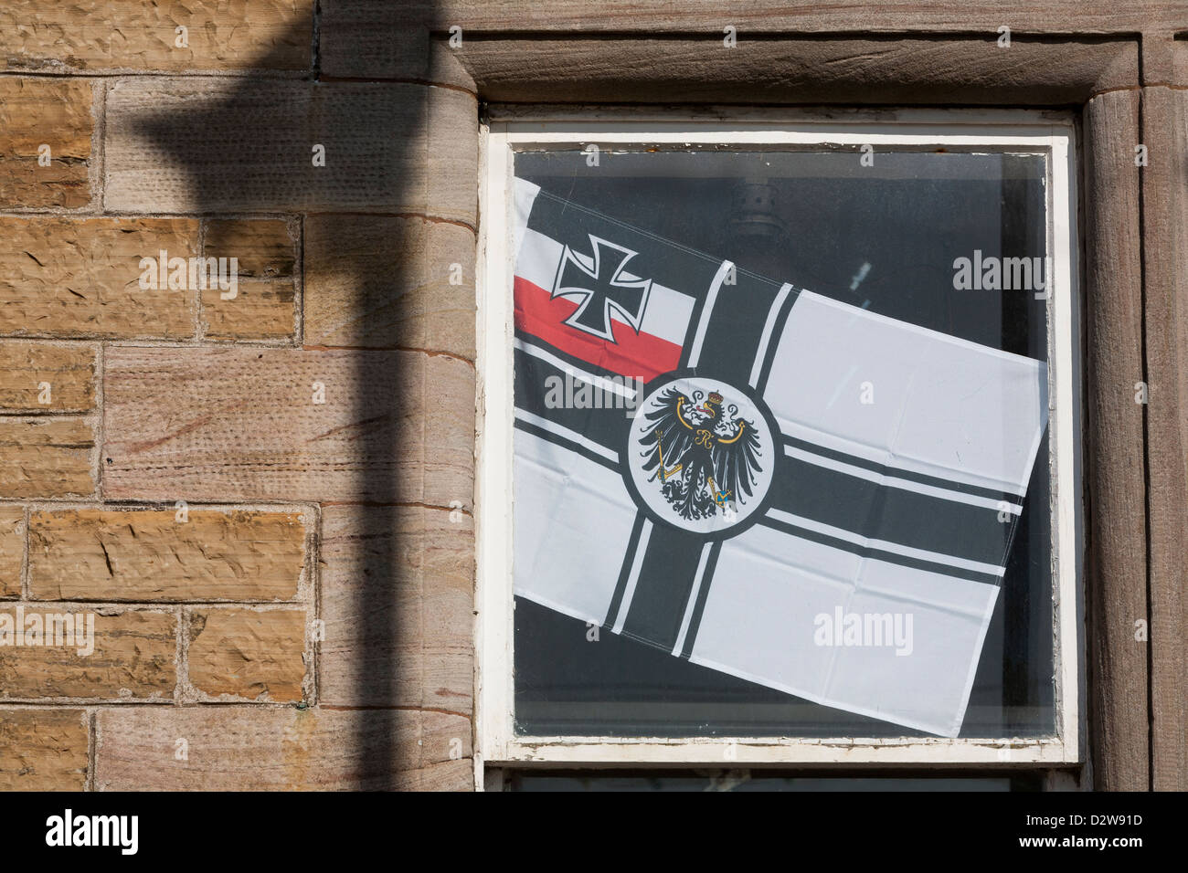 Drapeau de la Marine impériale allemande vu dans une vitrine à Stromness, Orkney Banque D'Images