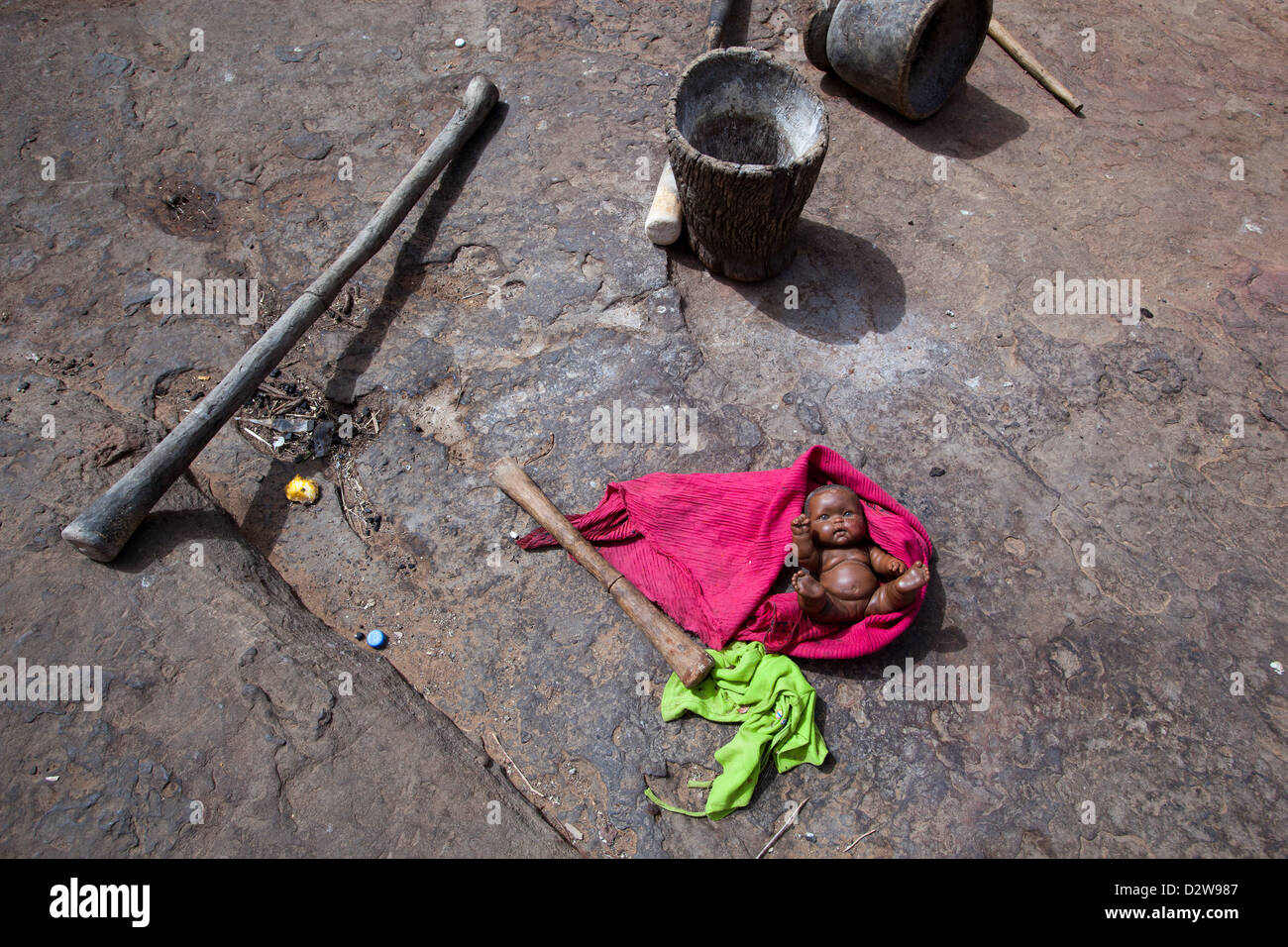 Une poupée gauche avec le mortier et les pilons. Banque D'Images
