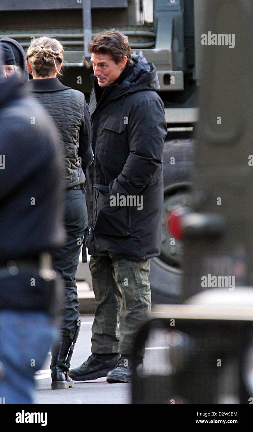 Londres, Royaume-Uni. 2 février 2013. Tom Cruise et Emily Blunt tournage des scènes de 'tout ce que vous avez besoin est tuer' dans Whithall, Londres. Banque D'Images Londres, Royaume-Uni. 2 février 2013. Tom Cruise et Emily Blunt tournage des scènes de 'tout ce que vous avez besoin est tuer' dans Whithall, Londres. Banque D'Images